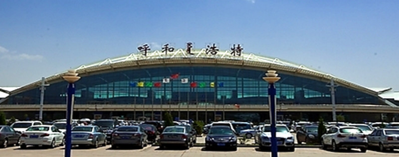 　　呼和浩特白塔國際機(jī)場是內(nèi)蒙古自治區(qū)航空運(yùn)輸中心，是中國國際航空公司內(nèi)蒙古分公司的基地?？偯娣e5.5萬平方米。國內(nèi)安全檢查設(shè)10個(gè)通道，國際安檢設(shè)2個(gè)通道，加快了旅客通過安檢的效率。  　　2013年，呼和浩特機(jī)場累計(jì)完成旅客吞吐量615.0萬人次，貨郵吞吐量3.26萬噸，保障運(yùn)輸飛行起降6.24萬架次，同比分別增長13.2%、13.7%和12.4%。其中，旅客吞吐量增速高于全國平均水平2.1個(gè)百分點(diǎn)。