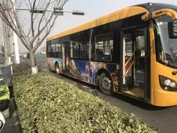 新年將至，一批公交車(chē)穿上西海岸定制“新衣”