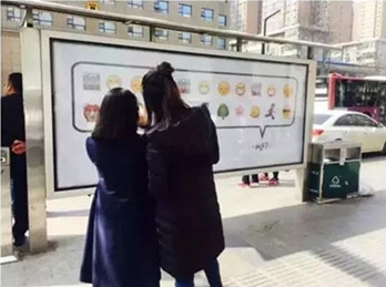 是誰(shuí)承包了西安候車亭廣告的表情包?