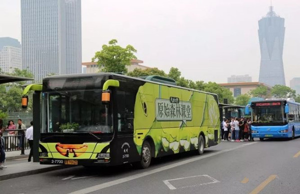 12米巨型毛毛蟲(chóng)公交車(chē)驚現(xiàn)街頭!