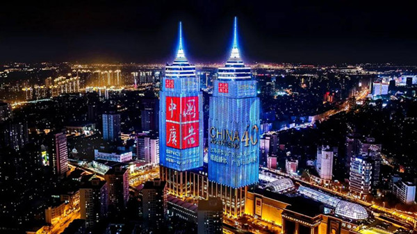為你喝彩，世界級景觀媒體照亮上海灘！