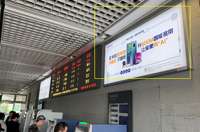 順德站A、B進出站大廳墻身燈箱廣告