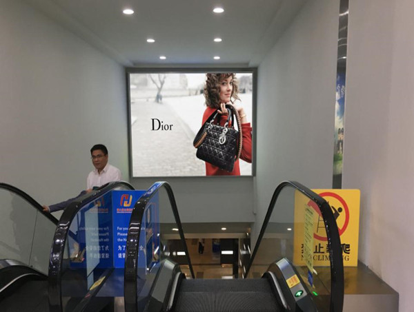迪奧?？诿捞m機場燈箱廣告