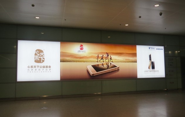 長(zhǎng)沙機(jī)場(chǎng)一層國內(nèi)到達(dá)行李廳室內(nèi)燈箱廣告
