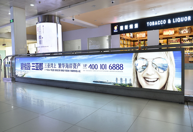 三亞機(jī)場(chǎng)T1一層迎客廳，正對(duì)行李廳B出口燈箱廣告