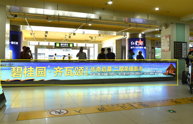 三亞機(jī)場(chǎng)T1一層迎客廳，正對(duì)行李廳C出口燈箱廣告