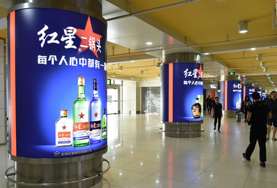 三亞機(jī)場(chǎng)T1一層迎客廳，行李廳C出口包柱燈箱廣告