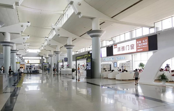 派雅門窗機(jī)場廣告