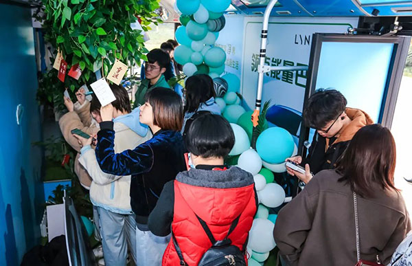 領(lǐng)克公交廣告場(chǎng)景化營(yíng)銷，打造低碳趣味之旅！