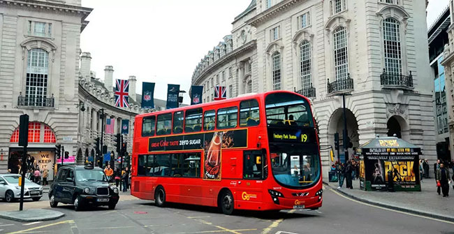 大眾憤怒！英國電視臺投放低俗公交車廣告