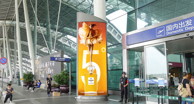 成都機場T2大門入口處圖騰燈箱 成都機場T2大門入口處圖騰燈箱