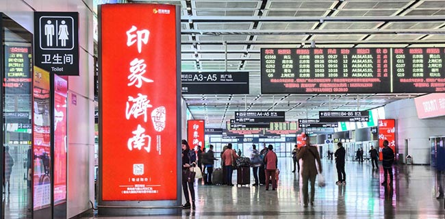 出站通廊雙面落地燈箱廣告 出站通廊雙面落地燈箱廣告