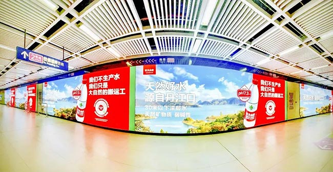 武漢地鐵廣告媒體迎來改造升級，“燈箱+墻貼”化身“超級燈箱”！