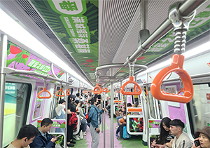 烏魯木齊地鐵列車(chē)廣告身臨其境感受吐魯番桑葚雨文旅美食專(zhuān)列