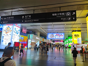 南昌西站高鐵廣告價(jià)格多少錢(qián)？南昌西高鐵站出站大廳最醒目廣告牌