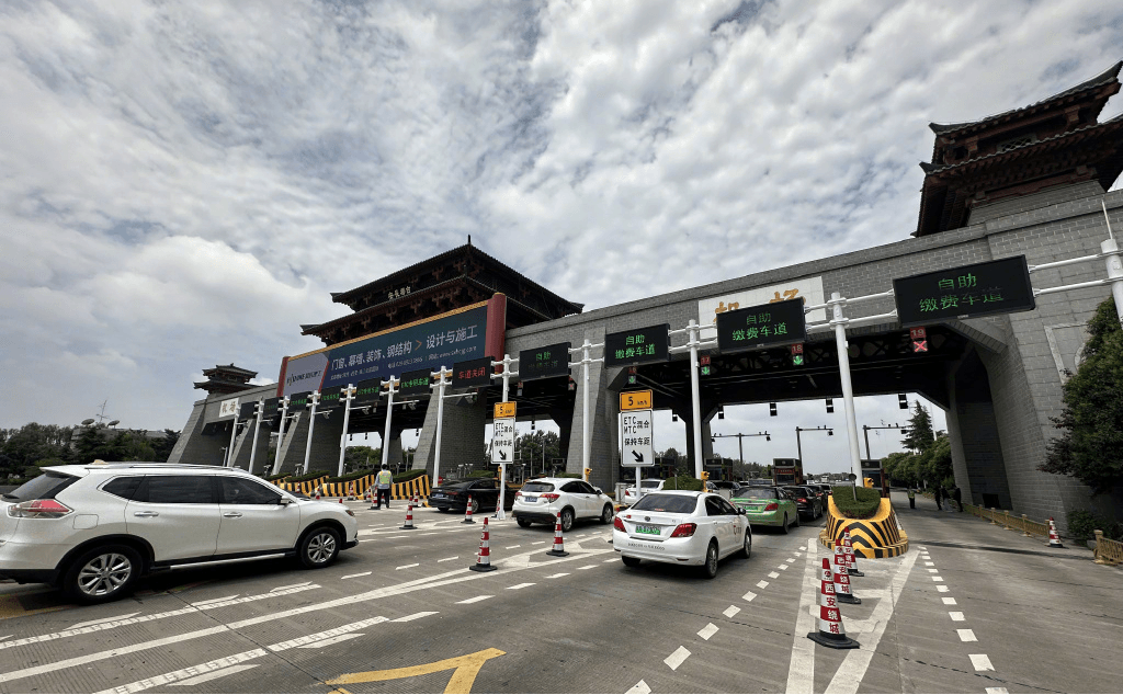 西安高速收費站站頂LED大屏廣告價格？機場高速灞橋收費站廣告牌