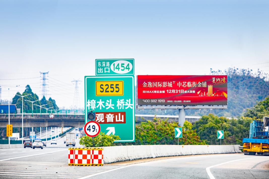 東莞高速立柱大牌廣告價(jià)格多少錢？?；⒏咚贃|莞虎門廣告牌位置