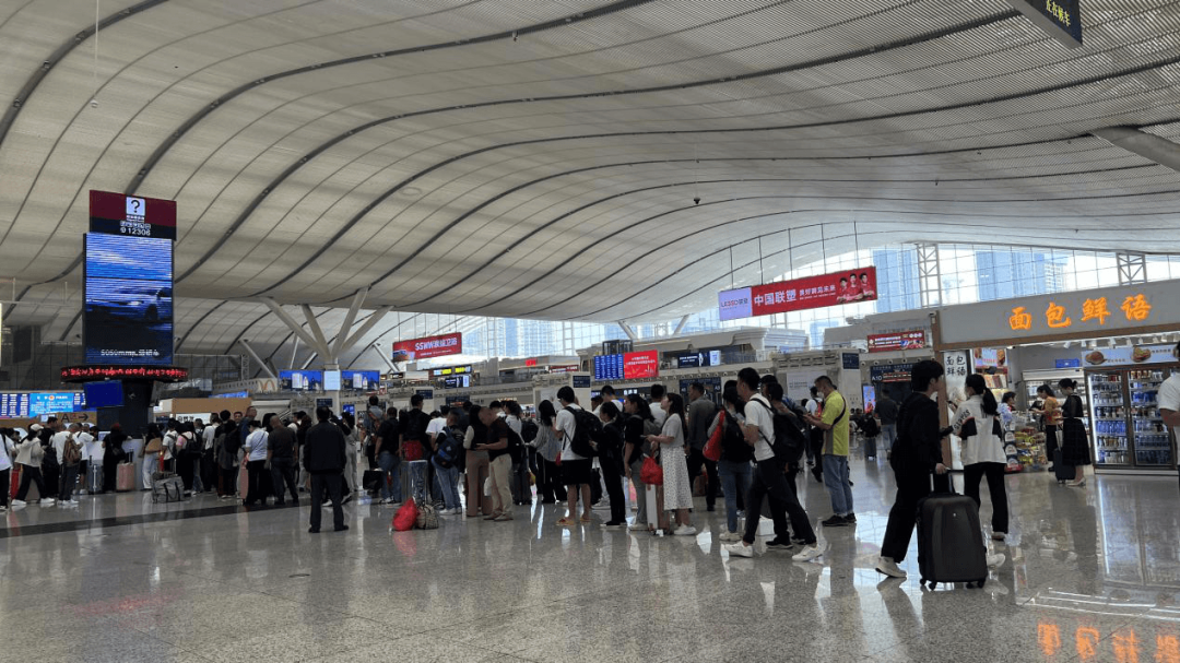 深圳北站LED屏廣告價格，深圳北高鐵站服務臺三角旋轉屏廣告報價