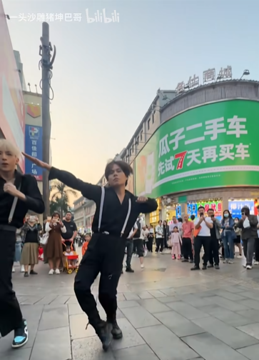 當深圳東門步行街戶外大牌廣告遇上科目三，閣下又該如何應對？