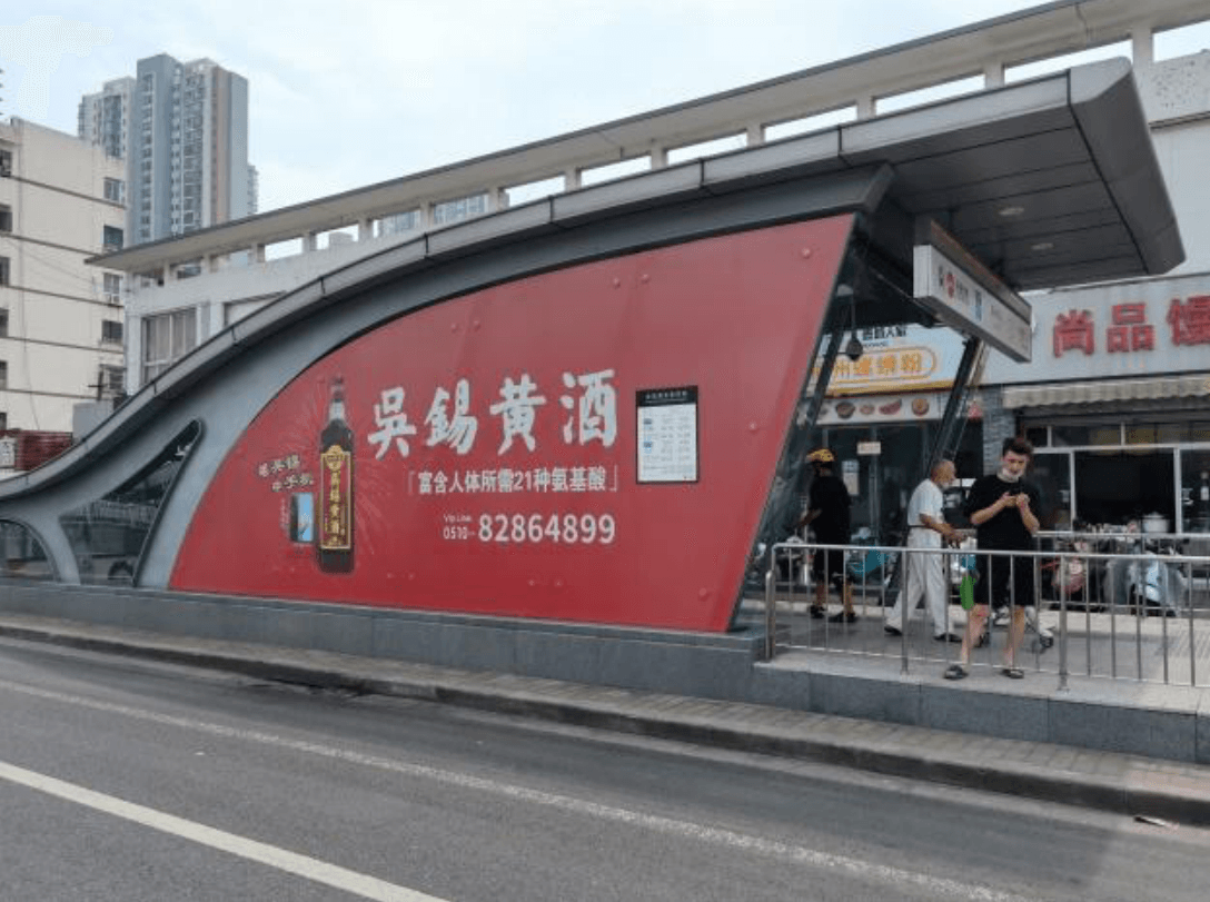無(wú)錫地鐵出入口廣告價(jià)格收費(fèi)多少錢？無(wú)錫地鐵站棚戶外貼紙廣告