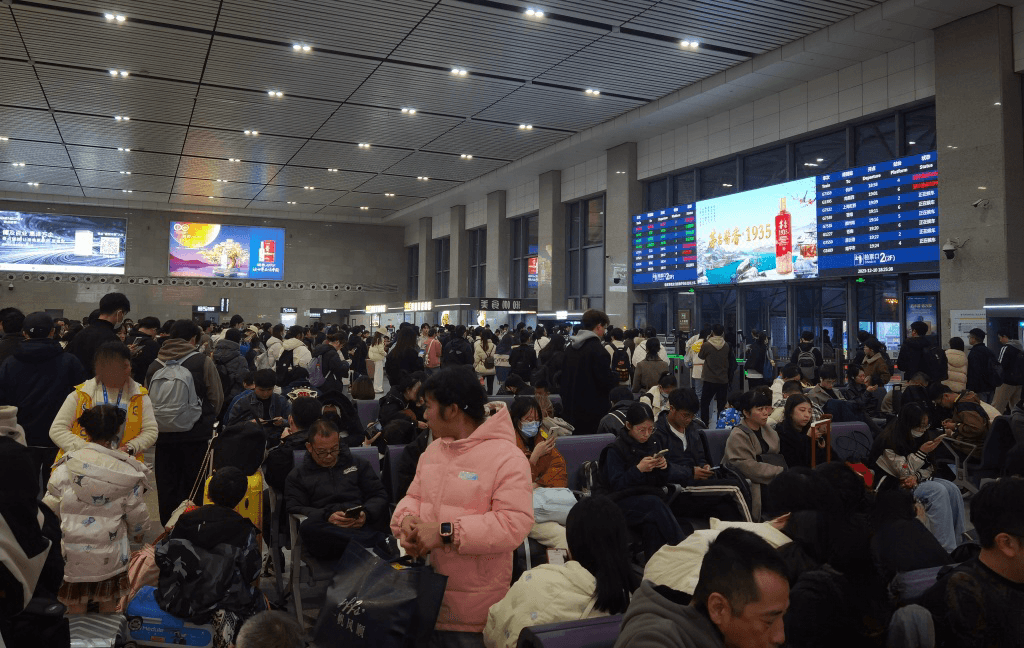 嘉興南站廣告價格收費多少錢？嘉興南高鐵站春運出站熱門廣告牌