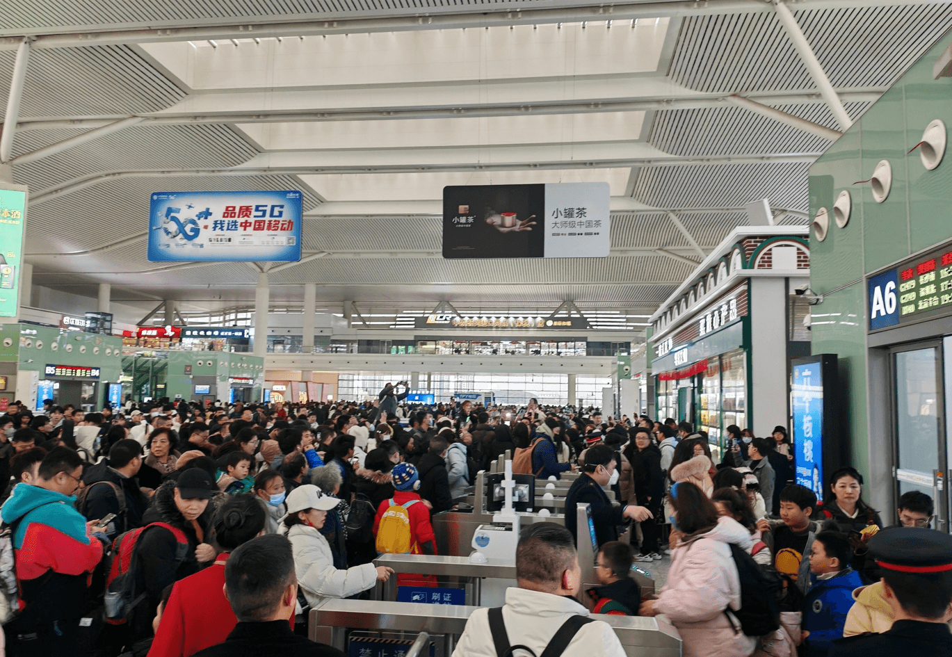 南昌西站廣告價(jià)格收費(fèi)多少錢？南昌西高鐵站春運(yùn)候車熱門廣告牌