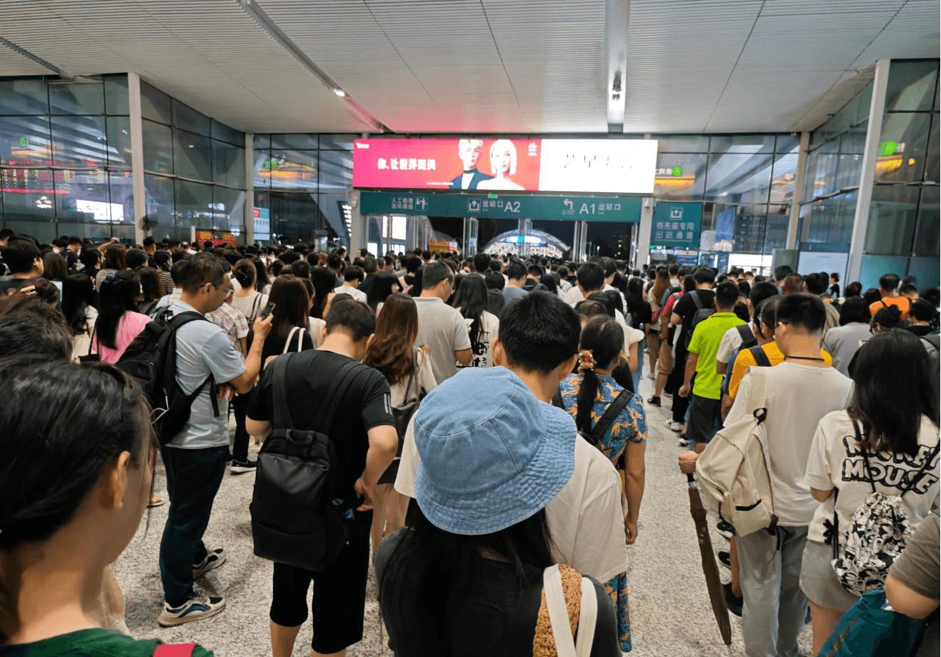 深圳北站出站閘機(jī)燈箱廣告牌價(jià)格收費(fèi)多少錢？深圳北高鐵站春運(yùn)