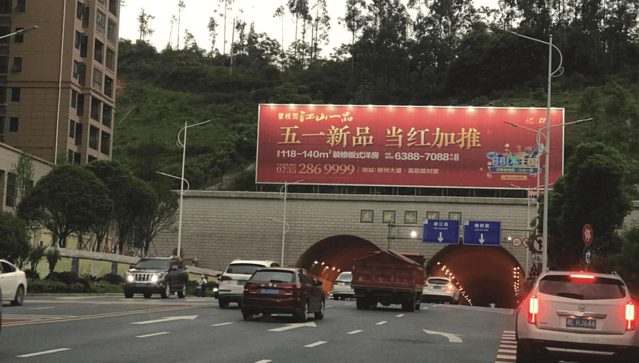 郴州戶外大牌三面翻廣告價(jià)格收費(fèi)多少錢(qián)？郴州樓體廣告牌位置優(yōu)勢(shì)