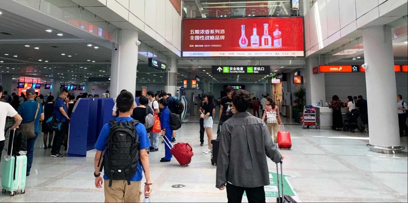 泉州晉江機(jī)場廣告價(jià)格收費(fèi)，泉州機(jī)場春運(yùn)出發(fā)到達(dá)廣告LED大屏