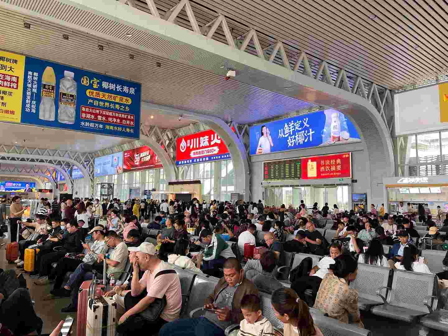 ?？跂|站高鐵廣告價格收費，?？诟哞F東站候車大廳廣告牌春運熱門