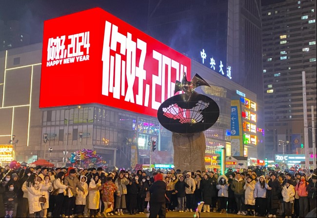 大連LED大屏廣告價格收費標準，大連商圈樓體大屏廣告西安路吾悅