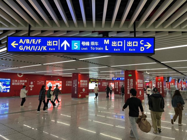 南寧地鐵廣告價格收費，南寧地鐵廣西大學(xué)站廳站臺墻貼包柱廣告