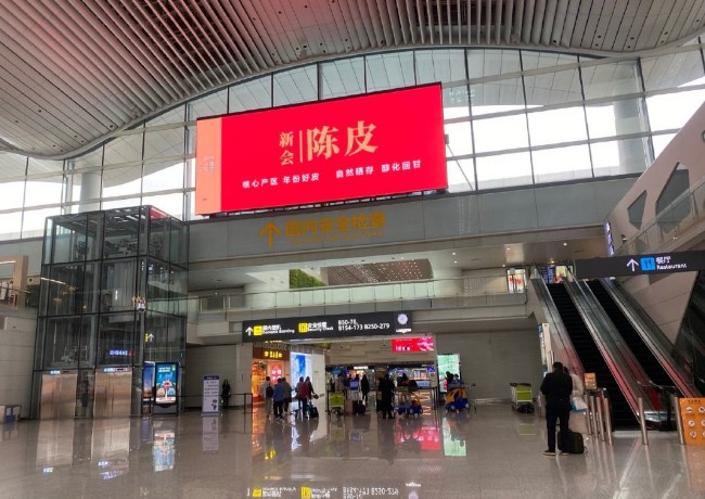 廣州機場出發(fā)值機大廳熱門廣告位案例，廣州白云機場廣告價格收費