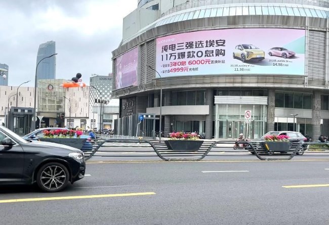 寧波天一廣場東門口戶外大牌廣告價格，寧波三江口外灘樓體廣告牌