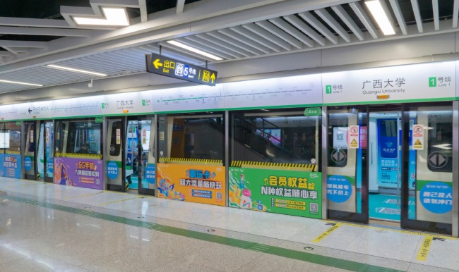 南寧地鐵廣告價格收費，南寧地鐵站臺屏蔽門玻璃貼廣告優(yōu)勢分析