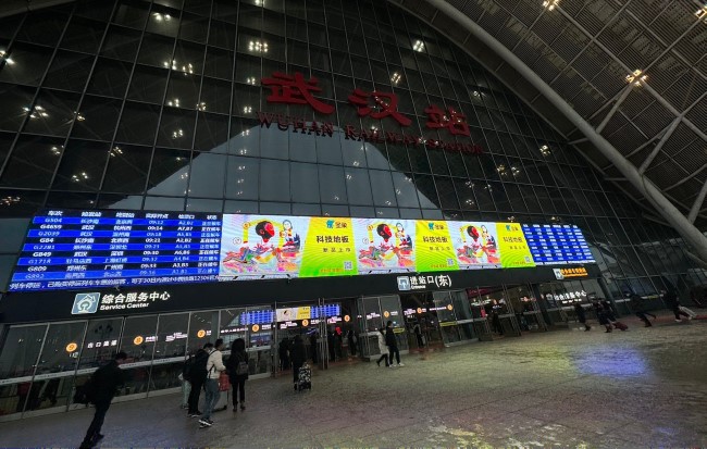 武漢火車站廣告價格收費，武漢高鐵站進站口打卡點門楣LED大屏廣告