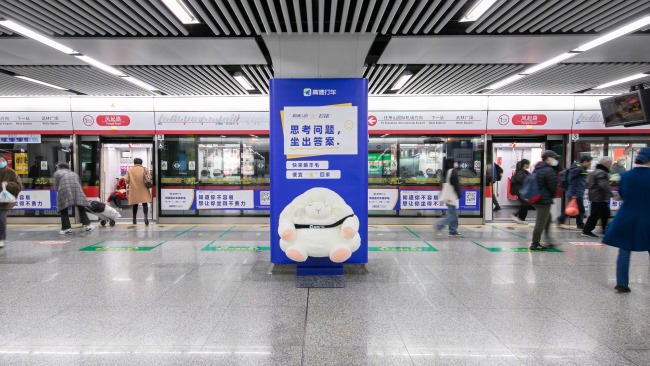 杭州地鐵創(chuàng)意包柱廣告鳳起路小羊座椅案例，杭州地鐵廣告價格收費