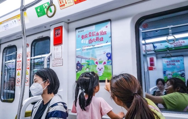 重慶輕軌2號線列車廣告穿樓網(wǎng)紅景點(diǎn)，重慶地鐵列車廣告價格