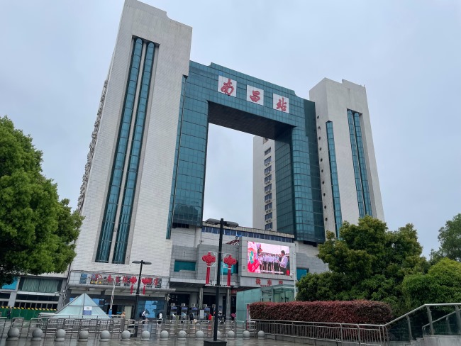 ?南昌火車(chē)站進(jìn)站口門(mén)楣戶(hù)外LED大屏廣告，南昌站高鐵站廣告價(jià)格收費(fèi)