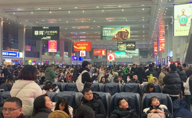 重慶北站候車大廳最大廣告牌位置燈箱廣告，重慶北高鐵站廣告價格