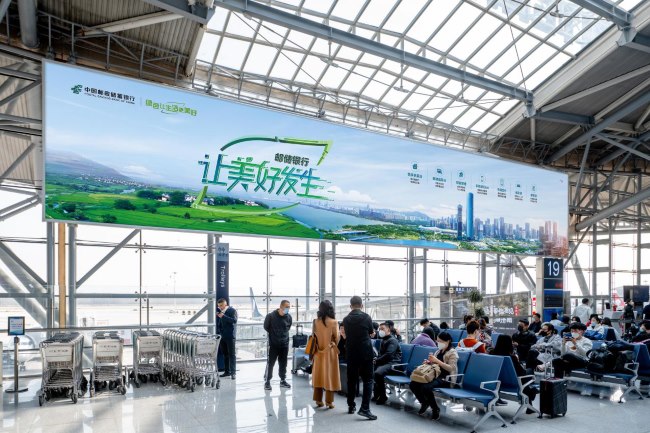 濟南遙墻機場候機大廳正中央巨幅大牌燈箱，濟南機場廣告價格收費