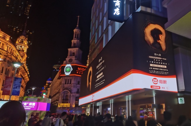 上海黃浦南京東路世紀(jì)廣場(chǎng)戶外折角LED屏廣告，上海LED大屏廣告價(jià)格