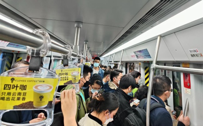 昆明地鐵車(chē)廂拉手列車(chē)?yán)h(huán)廣告優(yōu)勢(shì)分析，昆明地鐵廣告價(jià)格收費(fèi)