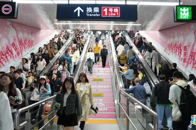 福州地鐵廣告價(jià)格收費(fèi)，福州地鐵南門兜站換乘扶梯通道墻貼廣告