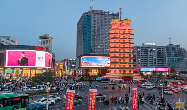 鄭州亞細(xì)亞卓悅城LED巨屏廣告價(jià)格，鄭州二七廣場弧形老鳳祥大屏廣告