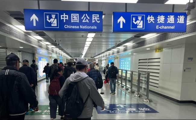 深圳羅湖口岸往香港過關(guān)必經(jīng)通道燈箱廣告牌，羅湖口岸廣告價(jià)格
