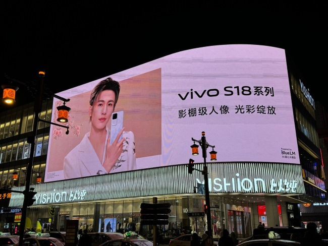 沈陽中街以純商場外墻弧面LED地標(biāo)大屏廣告價格，沈陽戶外LED大屏廣告