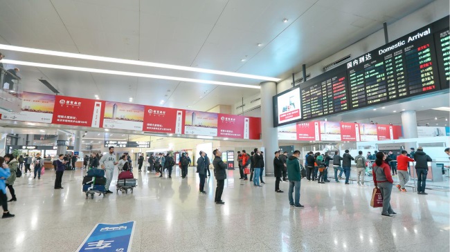 南京祿口機場國內(nèi)到達空中長廊貼紙廣告牌，南京機場廣告價格收費