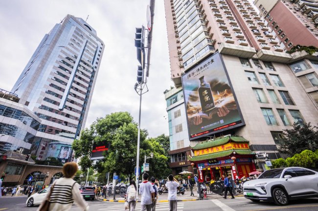 貴陽南明荔星名店路口同仁堂上方LED廣告，貴陽LED大屏廣告價(jià)格收費(fèi)