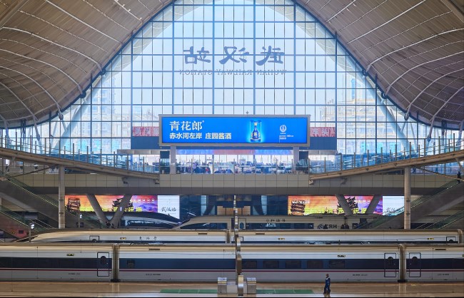 武漢站高鐵站臺(tái)層中庭上空巨型燈箱廣告，武漢高鐵站廣告牌價(jià)格收費(fèi)